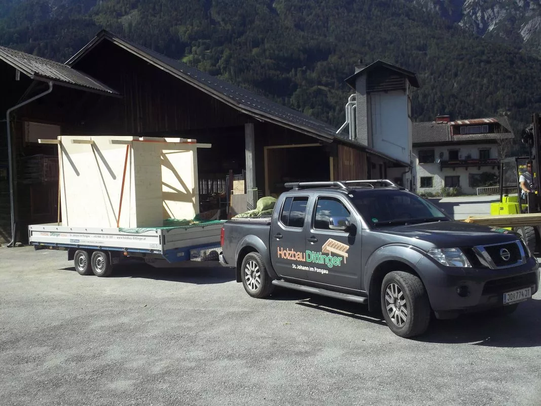 Firmenfahrzeug Holzbau Dittinger mit Anhänger