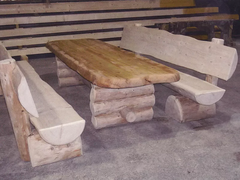 Rustikale Sitzgruppe aus Massivholz