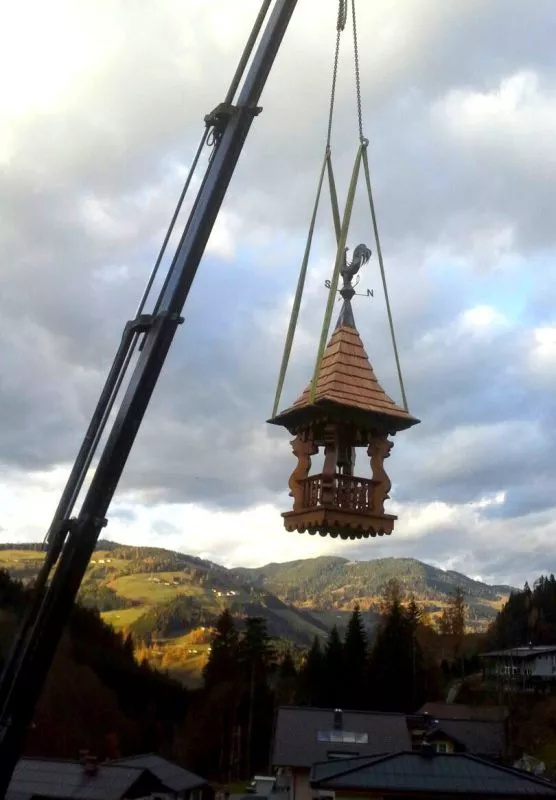 Dachreiter mit Wetterhahn am Kran